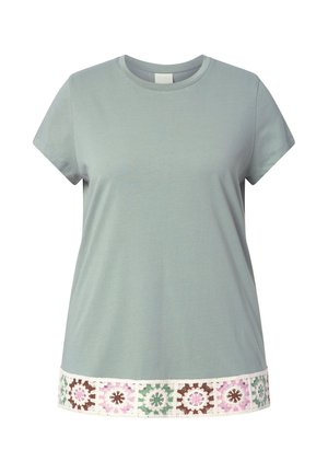 Hellblaues T-Shirt mit kurzen Ärmeln und Rundhalsausschnitt, mit einem mehrfarbigen gehäkelten Blumenmuster entlang des Saums.