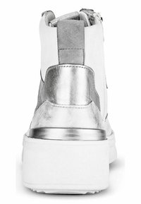 Białe botki za kostkę z metallicznymi srebrnymi akcentami, zamszowym wykończeniem obcasa i grubą białą podeszwą. Posiadają zamek błyskawiczny po boku.