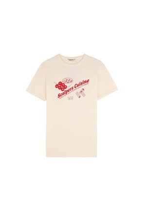 Crème-kleurig katoenen t-shirt met een rode grafische print met tekst en illustraties van voedselitems. Korte mouwen en een standaard pasvorm.