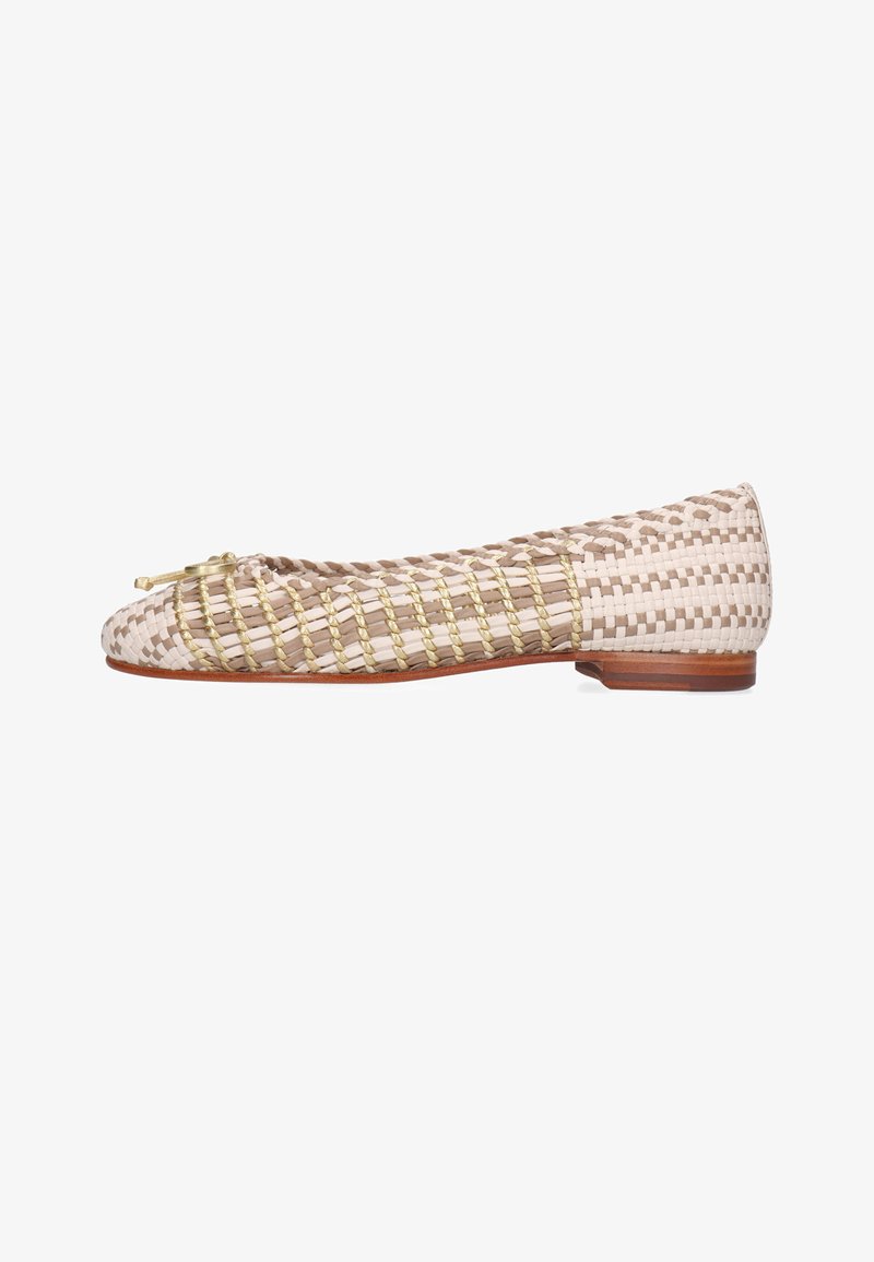 Chaussure de ballet plate tissée avec un motif à carreaux beige et marron clair, des accents dorés et un petit nœud sur l'orteil, avec un petit talon en bois.
