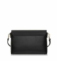 Czarna skórzana torebka kopertówka o płaskim prostokątnym kształcie, z klapką na zawiasie, złotymi akcentami oraz odpinanym paskiem. Gładka tekstura.