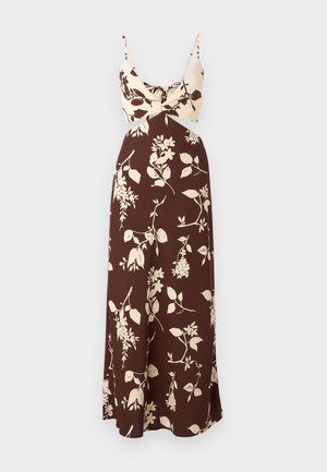 Vestido maxi floral marrón con una parte superior crema que presenta un detalle de torsión y tirantes finos. Tela suave con una silueta fluida y patrones florales.
