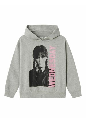 Sudadera gris con un gran gráfico en blanco y negro de un personaje con dos trenzas, y la palabra "MIÉRCOLES" en rosa a un lado.