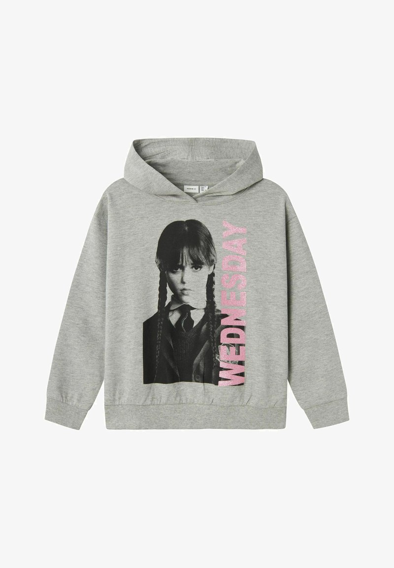 Sudadera gris con un gran gráfico en blanco y negro de un personaje con dos trenzas, y la palabra "MIÉRCOLES" en rosa a un lado.