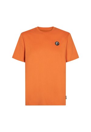 T-shirt en coton orange à manches courtes, col rond, et un logo circulaire noir sur la poitrine gauche. L'ourlet présente une petite étiquette de marque.