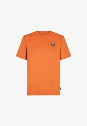 Camiseta de algodón naranja con mangas cortas, cuello redondo y un logo circular negro en el lado izquierdo del pecho. El dobladillo presenta una pequeña etiqueta de la marca.