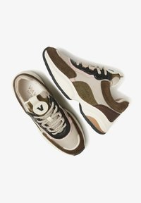 Mehrfarbige Sneaker mit einer Mischung aus beigem Textil, braunem Wildleder, schwarzen Akzenten und pinken Überzügen, die strukturierte Oberflächen und eine klobige Sohle aufweisen.