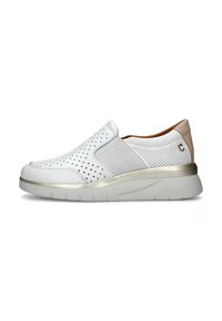 Scarpa bianca slip-on con design superiore perforato, pannelli elastici grigi ai lati, accento beige sul retro e suola testurizzata. Presenta rifiniture metalliche.