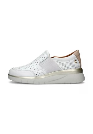 Scarpa bianca slip-on con design superiore perforato, pannelli elastici grigi ai lati, accento beige sul retro e suola testurizzata. Presenta rifiniture metalliche.