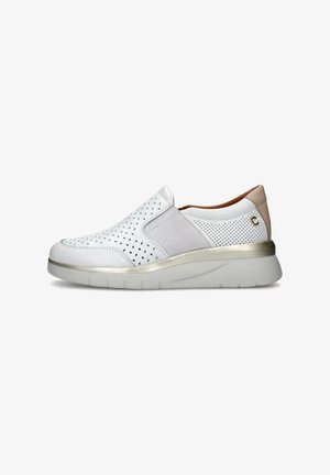 Scarpa bianca slip-on con design superiore perforato, pannelli elastici grigi ai lati, accento beige sul retro e suola testurizzata. Presenta rifiniture metalliche.