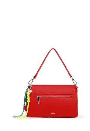 Borsa a mano in pelle rossa con manico superiore, tasca frontale con cerniera e nappine decorative intrecciate gialle e verdi sul lato.