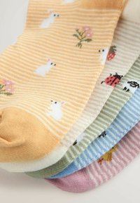 Päť párov farebných ponožiek s rôznymi vzormi, vrátane pruhov, zajacov, lienok a kvetín, z mäkkej a textúrovanej látky.