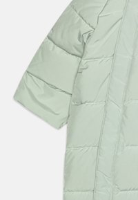 Padded coat s krátkymi rukávmi, s svetlým mentolovým odtieňom, hladkou textúrou a prešívaným dizajnom s horizontálnymi sekciami.