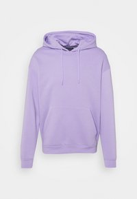 Fialová mikina s kapucí, přední kapsou, stahovací šňůrkou a žebrovanými manžetami. Vyrobena z měkké tkaniny s hladkým povrchem.