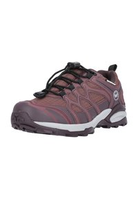 Strukturierter burgunderfarbener Sportschuh mit einem wasserdichten Design, ausgestattet mit schwarzen Schnürsenkeln, grauen Akzenten und einer robusten Profilsohle für besseren Halt.