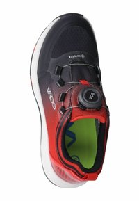 Scarpa sportiva nera e rossa con tomaia in rete, chiusura a boa rotonda e suola bianca. L'interno presenta una fodera verde brillante con accenti blu.