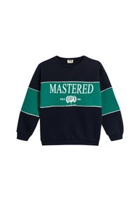 Sudadera azul marino con rayas horizontales verdes y blancas, que presenta el texto "MASTERED EST 96 FLORIDA" en una fuente negrita. Cuello redondo clásico.