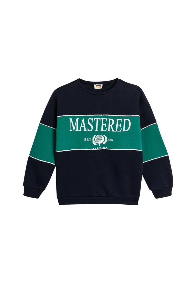 Sudadera azul marino con rayas horizontales verdes y blancas, que presenta el texto "MASTERED EST 96 FLORIDA" en una fuente negrita. Cuello redondo clásico.