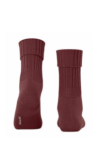 Chaussettes de crew de couleur bordeaux avec des bords côtelés, présentées d'un point de vue de la cheville, mettant en valeur la texture et les détails de couleur.