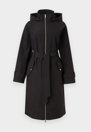 Long trench-coat noir à capuche avec fermeture éclair à l'avant, ceinture en tissu, poches à rabat avec boutons-pression, et sangles de poignet réglables.