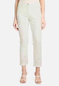 Jasno-beżowe, cropped spodnie z haftowanymi kwiatowymi wycięciami na dolnym brzegu, z klasycznym pięciokomorowym wzorem i zapięciem na guzik z przodu.