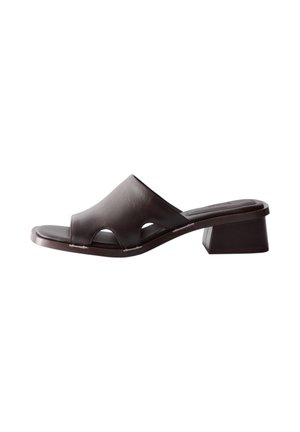 Mule marron foncé à bout ouvert avec côtés découpés et petit talon bloc, en cuir lisse.