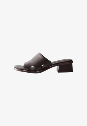 Mule marron foncé à bout ouvert avec côtés découpés et petit talon bloc, en cuir lisse.