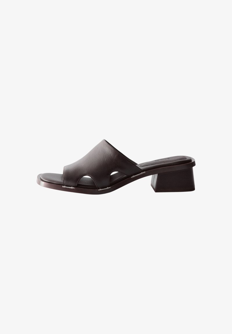 Mule marron foncé à bout ouvert avec côtés découpés et petit talon bloc, en cuir lisse.