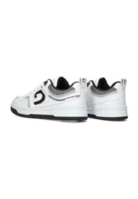 Witte sneakers met een genuanceerd ontwerp en zwarte accenten, een geperforeerde mesh achterkant en een dikke zwarte rubberen zool.