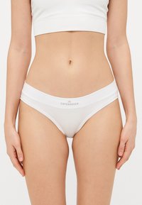 Boxerii din bumbac alb cu un brâu lat, având imprimeu cu "Copenhaga". Materialul este neted, cu un design ajustat.