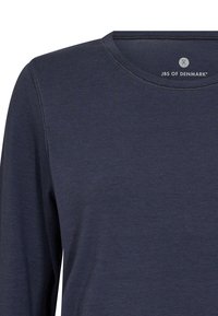 Langärmliges, marineblaues Shirt mit rundem Ausschnitt, aus weichem Stoff; verfügt über subtile Steppnähte an den Kanten und ein Markenlogo.