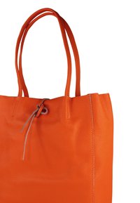 Oranje lederen totebag met twee lange hengsels, een gestructureerd oppervlak en koordsluiting. Voorzien van een gladde voering aan de binnenkant.