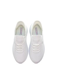 Bílé sportovní boty s pletenou síťovinou, minimalistický design, ploché tkaničky a silná gumová podrážka. Obsahují branding na vnitřní stélce.