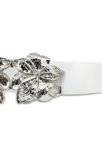 Cintura elastica bianca con due accessori metallici a forma di fiore argento, dotati di dettagli testurizzati e di un elemento centrale su ciascun fiore.