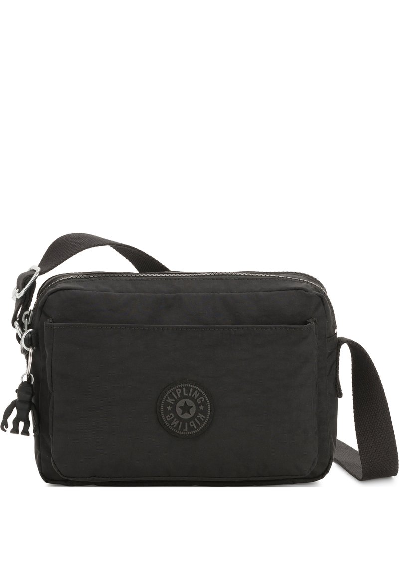 Sort nylon skuldertaske med lynlåslukning, justerbar rem, forlommer og et rundt logo-patch. Struktur overflade med en glat finish.