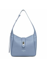 Sac à main en cuir bleu clair avec une forme incurvée, une fermeture à clic sur le dessus et une bandoulière réglable. Présente un logo en relief subtil sur le devant.
