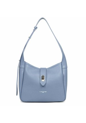 Borsa a tracolla in pelle azzurro chiaro con forma curva, chiusura con gancio superiore e tracolla regolabile. Presenta un logo stampato in modo sottile sul fronte.
