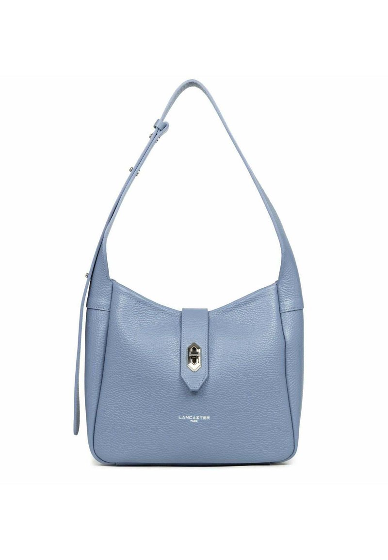 Sac à main en cuir bleu clair avec une forme incurvée, une fermeture à clic sur le dessus et une bandoulière réglable. Présente un logo en relief subtil sur le devant.