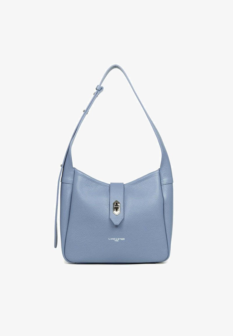 Borsa a tracolla in pelle azzurro chiaro con forma curva, chiusura con gancio superiore e tracolla regolabile. Presenta un logo stampato in modo sottile sul fronte.