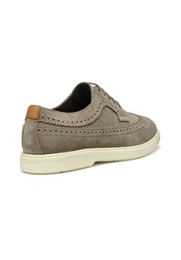 Chaussure en daim gris avec des détails perforés et un accent en cuir beige clair sur le talon. Semelle en caoutchouc blanche et design à bout rond.