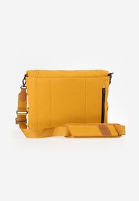 Borsa a tracolla gialla realizzata con materiale liscio, dalla forma piatta, con tracolla regolabile, tasca con zip e dettagli di cucitura sottili.