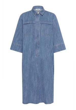 Rochie din denim cu un spălături bleu deschis, guler și închidere cu nasturi în față. Are două buzunare pe piept și mâneci scurte, largi.