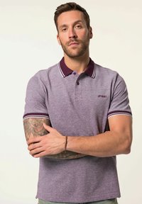 Polo tričko s krátkým rukávem z texturované světle fialové látky, s vínovým límečkem a manžetami s bílými pruhy, a logem 'JP1880' na hrudi.