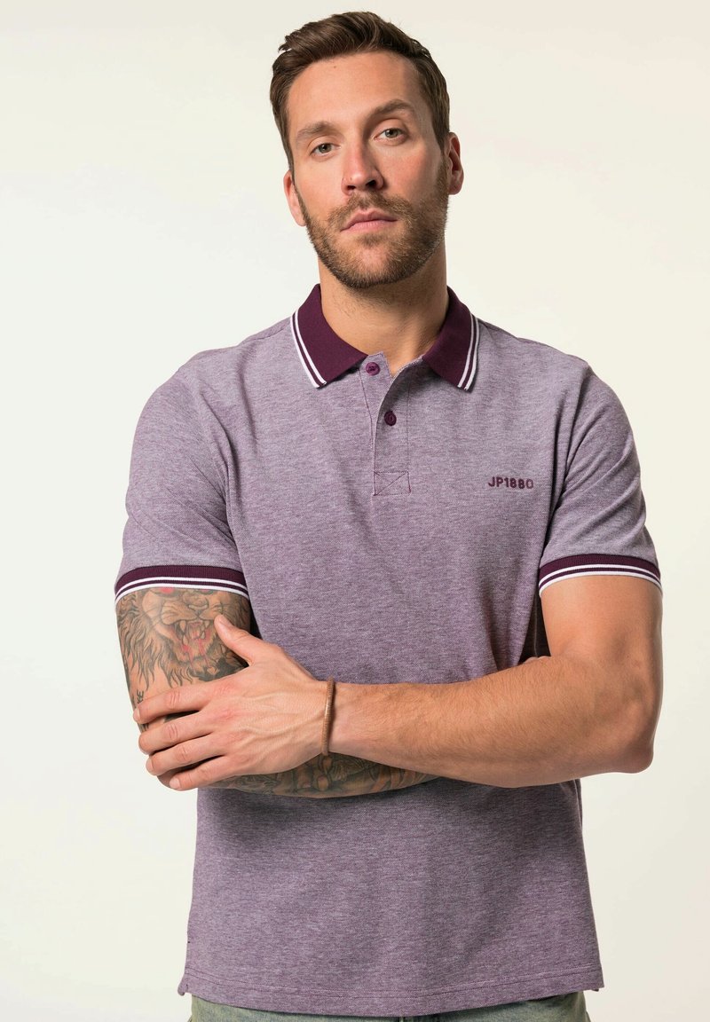 Polo tričko s krátkým rukávem z texturované světle fialové látky, s vínovým límečkem a manžetami s bílými pruhy, a logem 'JP1880' na hrudi.