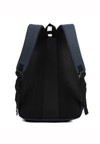 Zaino con esterno blu navy, schienale in rete nera, spallacci imbottiti e base rinforzata. Il design enfatizza la durata e il comfort.