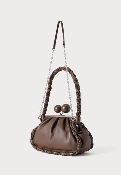 Sac à main en cuir marron avec poignées tressées, silhouette arrondie, design plissé, et fermoir décoratif avec deux accents ronds sur le dessus.