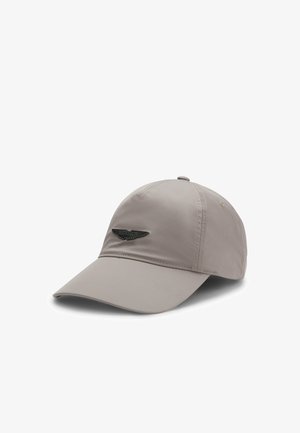 Cappellino grigio con visiera curva, realizzato in tessuto liscio. Presenta un logo alato nero sul pannello frontale e fori di ventilazione ai lati.