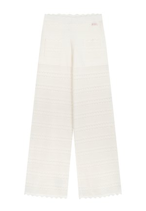 Białe szerokie dzianinowe spodnie z wykończeniem w formie falowanych krawędzi oraz dwoma przednimi kieszeniami naszytymi z fakturowanymi poziomymi paskami.