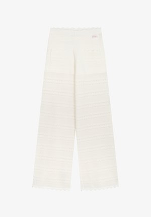 Bílé široké pletené kalhoty s vroubkovanými okraji a dvěma předními našitými kapsami s texturovanými vodorovnými pruhy.