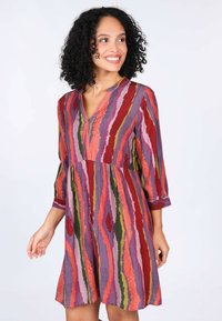 Kleid mit einem lebhaften, mehrfarbigen Streifenmuster in den Farben Lila, Rot, Grün und Pink, mit einem V-Ausschnitt und dreiviertellangen Ärmeln.